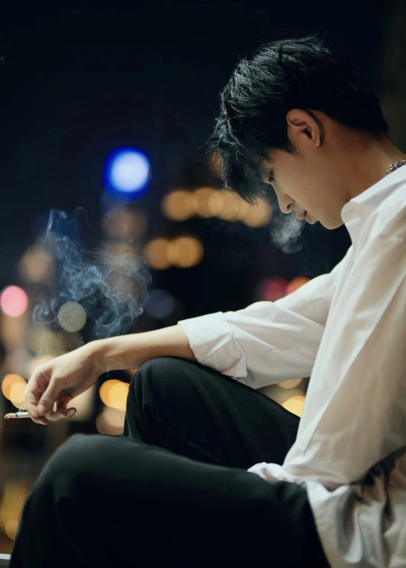 hình ảnh nam buồn khóc dưới ánh đèn đường đêm