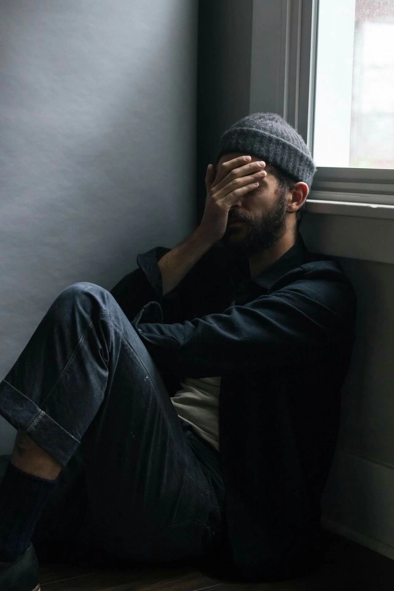 hình ảnh nam buồn suy tư bên khung cửa sổ