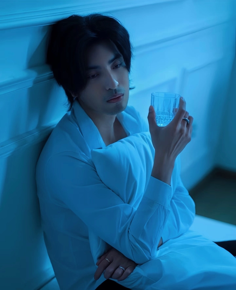 hình ảnh nam buồn tâm trạng rối bời