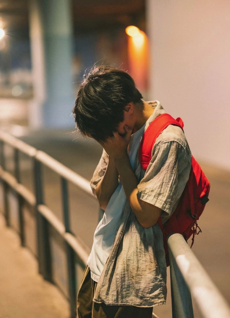 hình ảnh nam buồn ủ rũ mệt mỏi