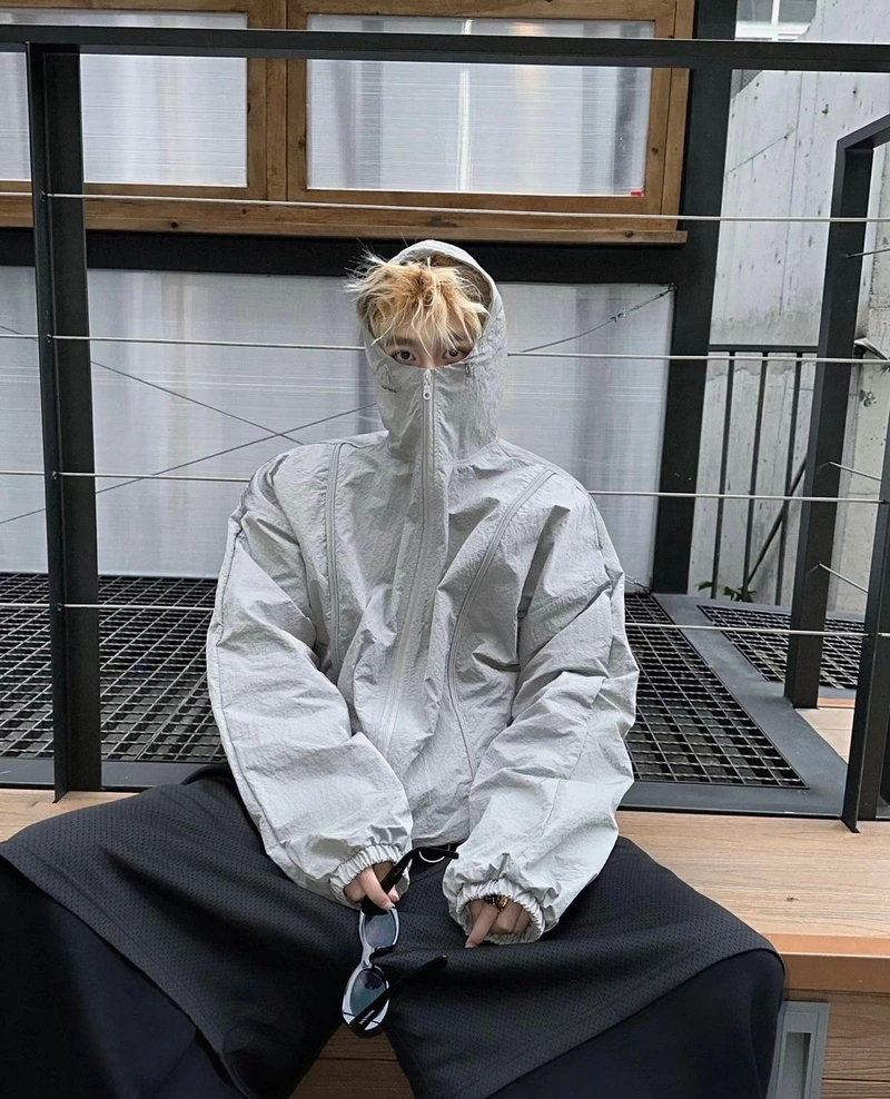 hình ảnh nam che mặt ánh nhìn sâu đầy bí ẩn