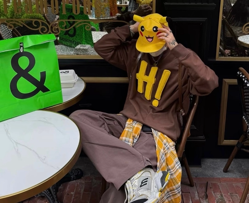 hình ảnh nam che mặt ánh sáng tự nhiên mềm mại