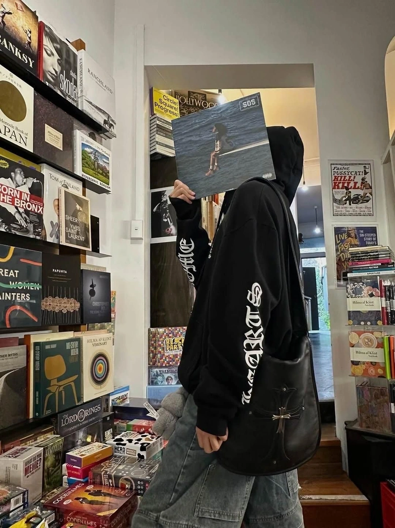 hình ảnh nam che mặt bằng tranh