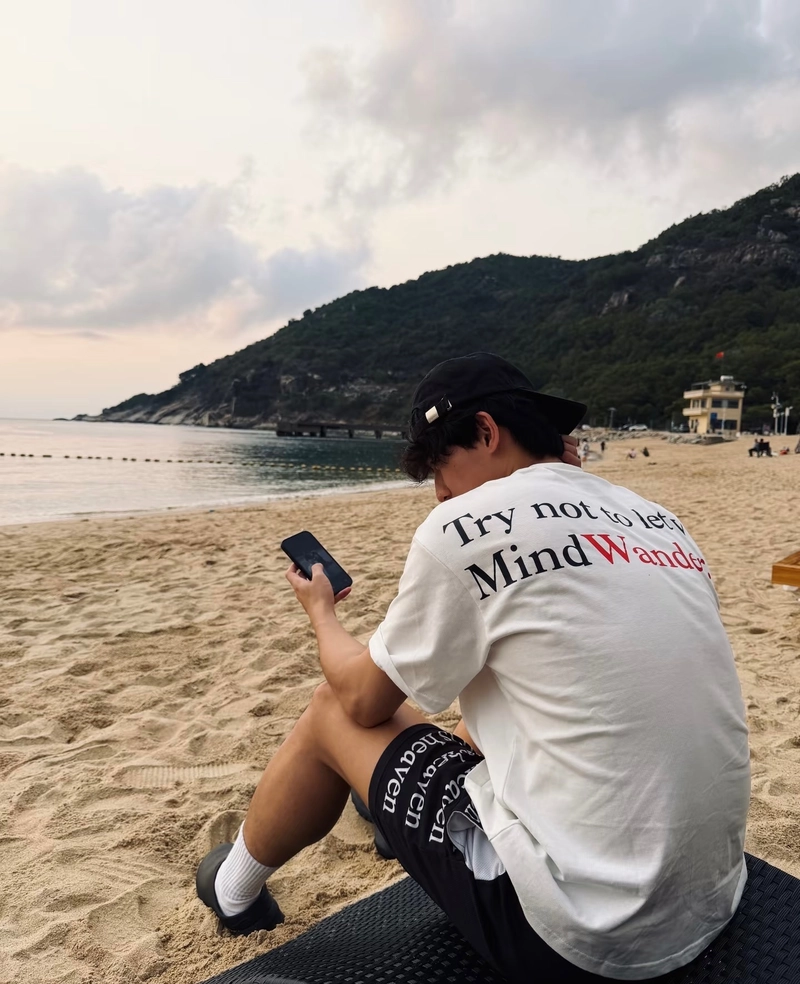 hình ảnh nam che mặt góc chụp thấp đầy ấn tượng