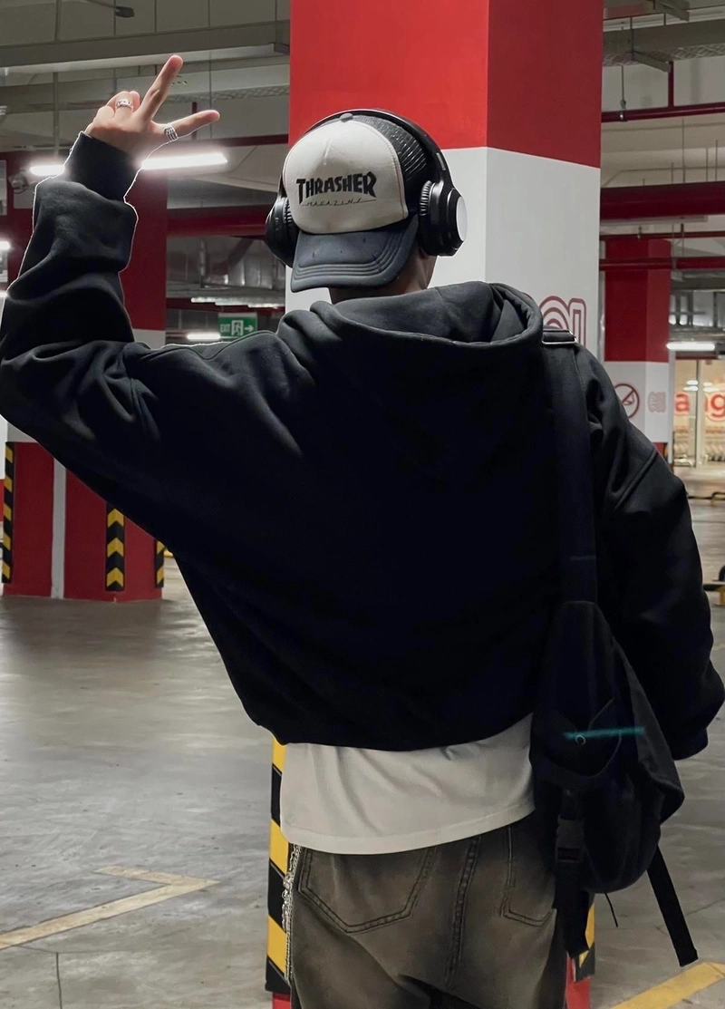 hình ảnh nam che mặt ở bãi đỗ xe