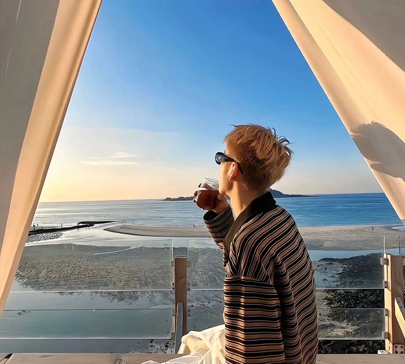 hình ảnh nam che mặt phong cách chụp ảnh hiện đại