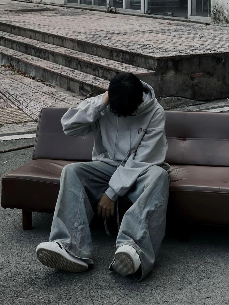 hình ảnh nam che mặt tạo dáng lạnh lùng ấn tượng