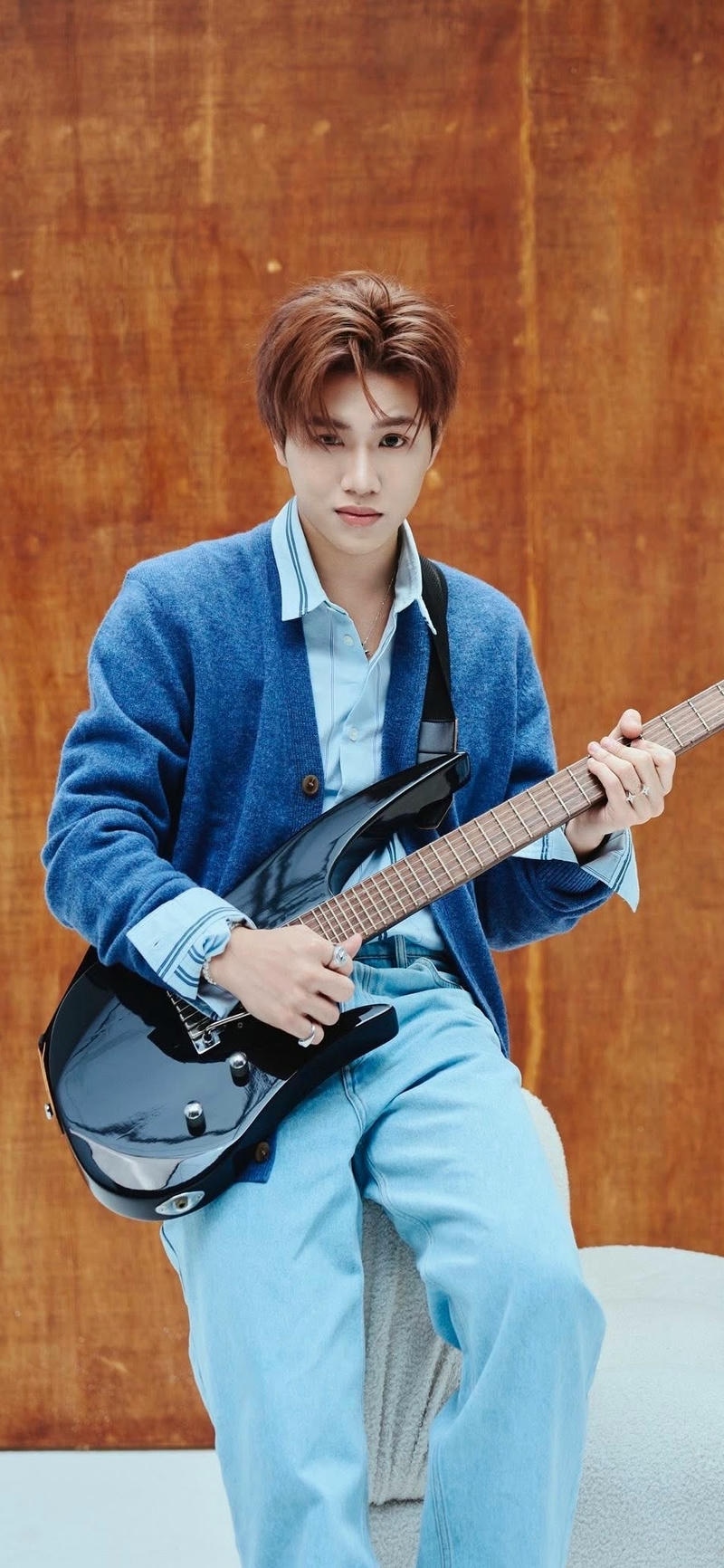 hình ảnh nền Captain Boy đánh đàn