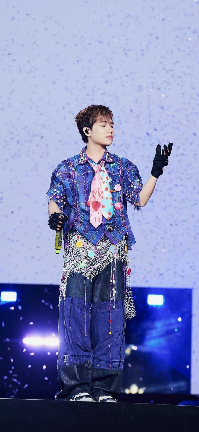 hình ảnh nền Captain Boy kiêu hãnh tỏa sáng