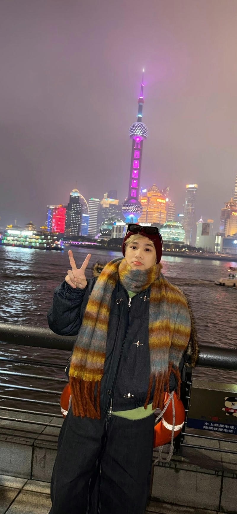 hình ảnh nền Captain Boy mộc mạc đời thường