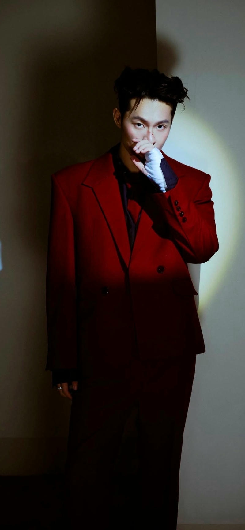 hình ảnh nền Hurrykng điển trai lạnh lùng dưới đèn