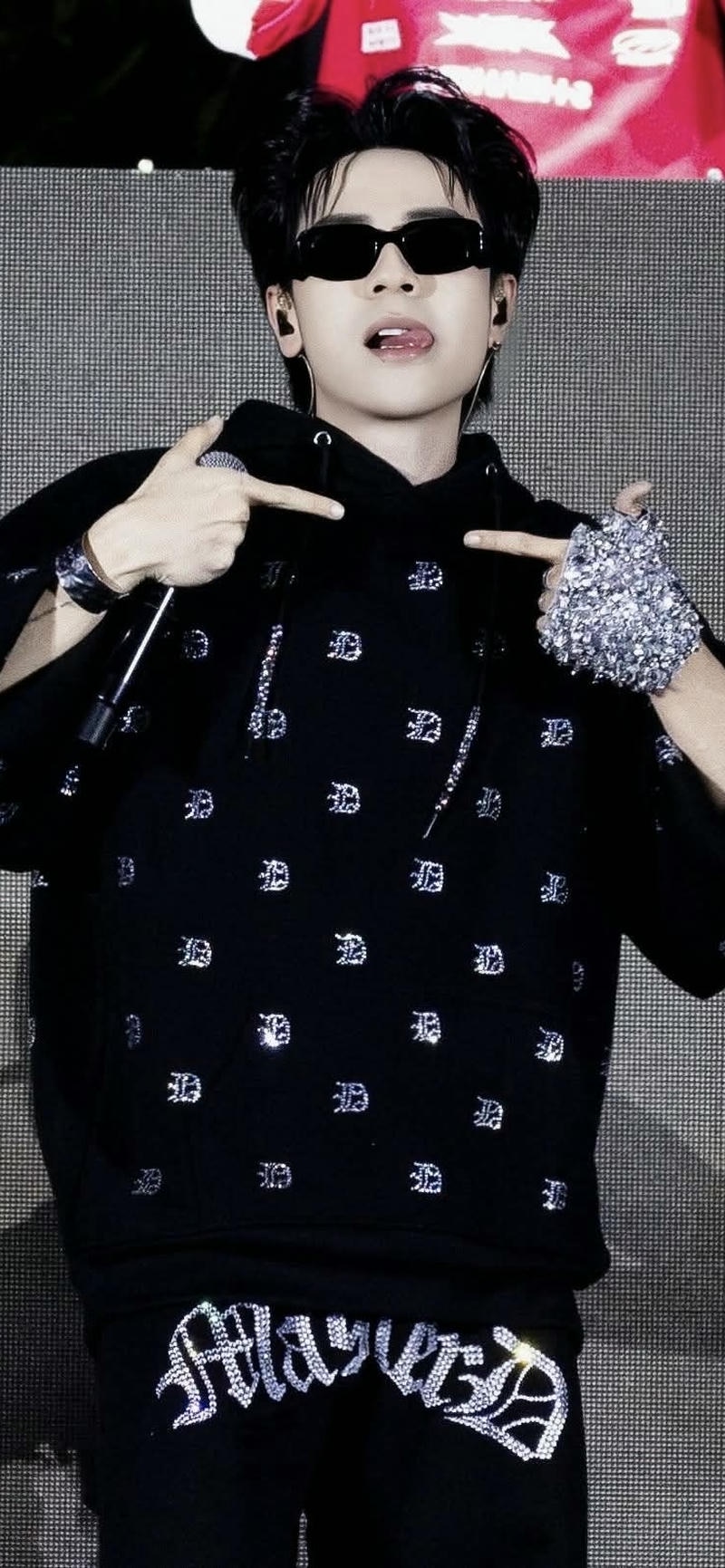 hình ảnh nền Quang Hùng MasterD trình diễn