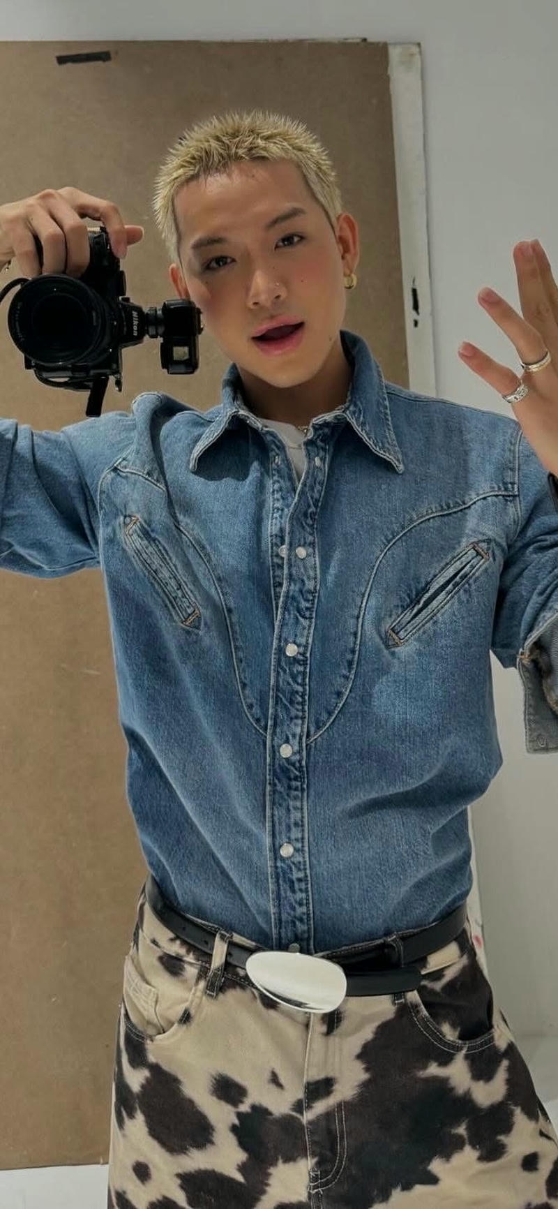 hình ảnh nền Wean chụp trước gương