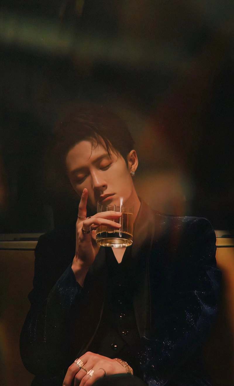 hình ảnh sad boy lạnh lùng bên ly rượu sầu