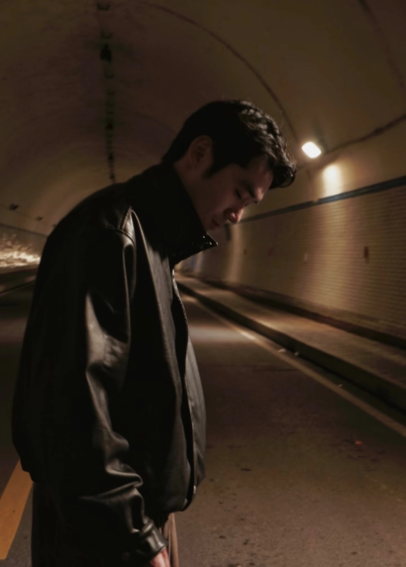 hình ảnh sad boy lạnh lùng cúi đầu trong bóng tối