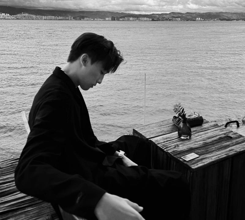 hình ảnh sad boy lạnh lùng đen trắng bên biển