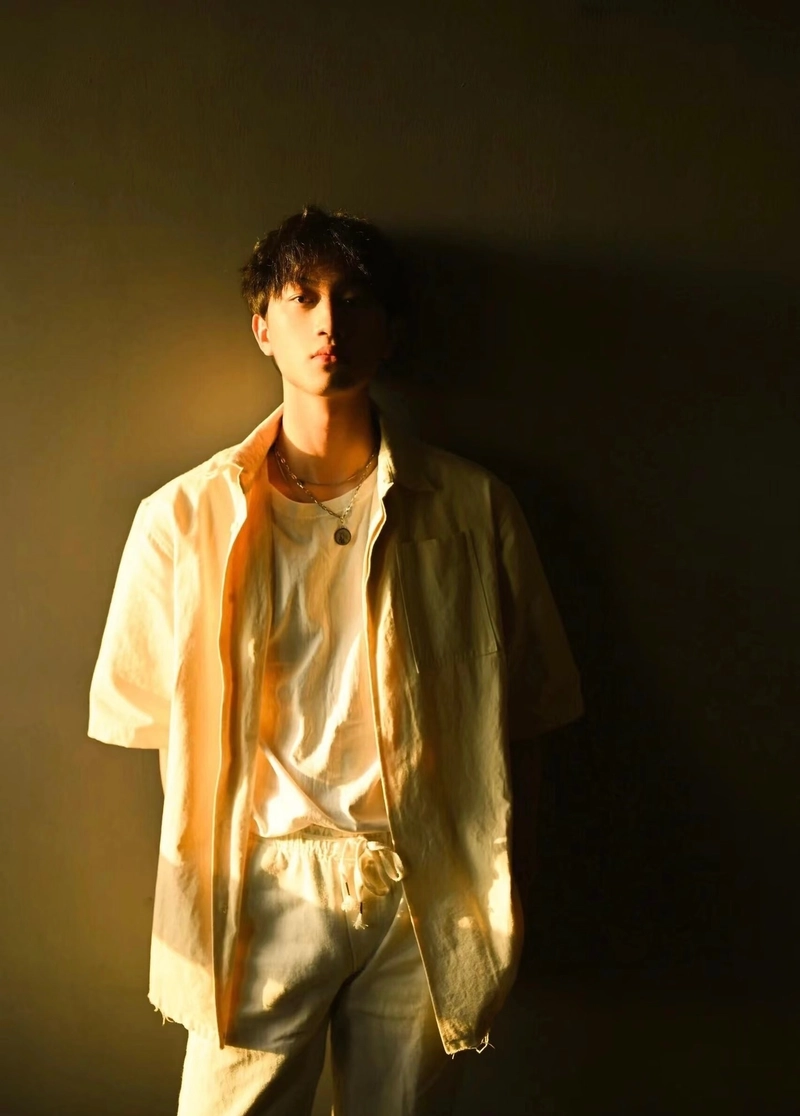 hình ảnh sad boy lạnh lùng đứng dưới ánh đèn