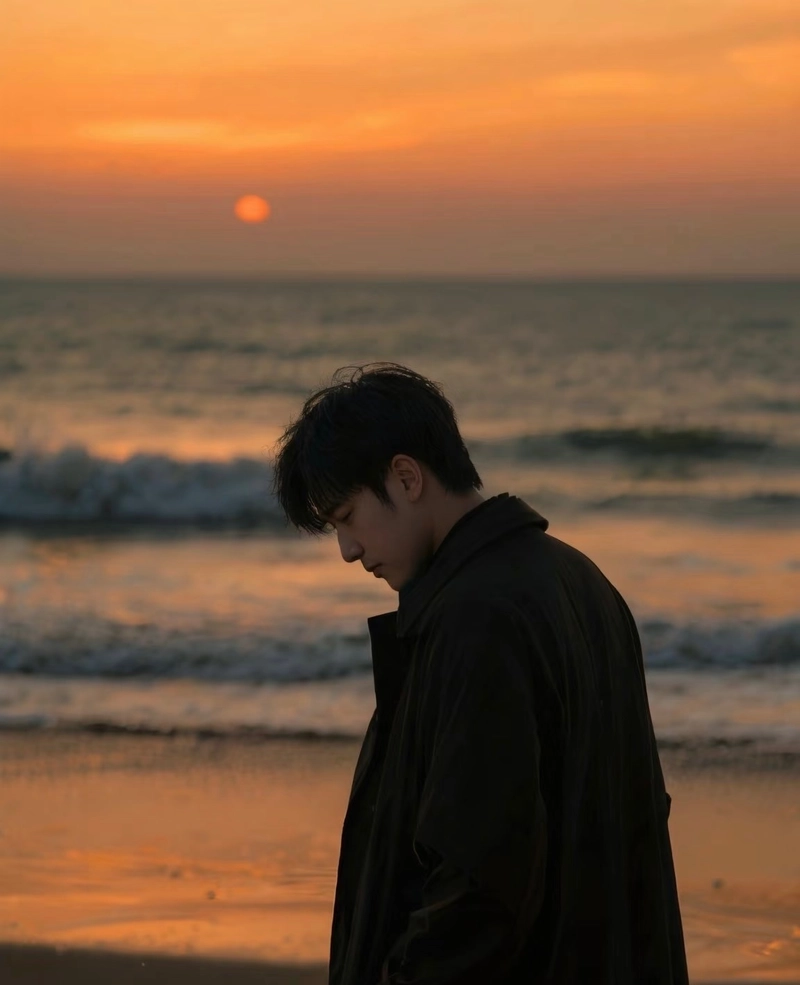 hình ảnh sad boy lạnh lùng hoàng hôn biển