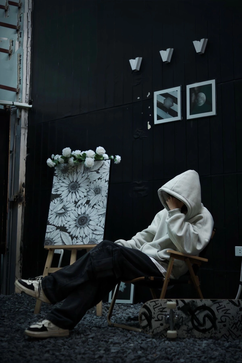 hình ảnh sad boy lạnh lùng ngồi ghế một mình lặng lẽ