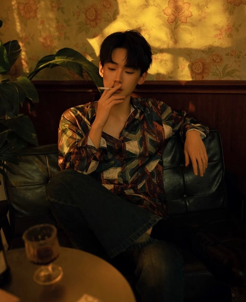 hình ảnh sad boy lạnh lùng ngồi hút thuốc một mình