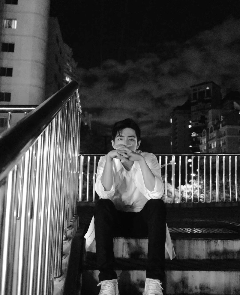 hình ảnh sad boy lạnh lùng trắng đen buồn bã