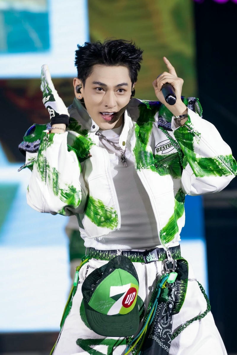 hình ảnh tạo dáng cực kỳ phong cách của Isaac cute