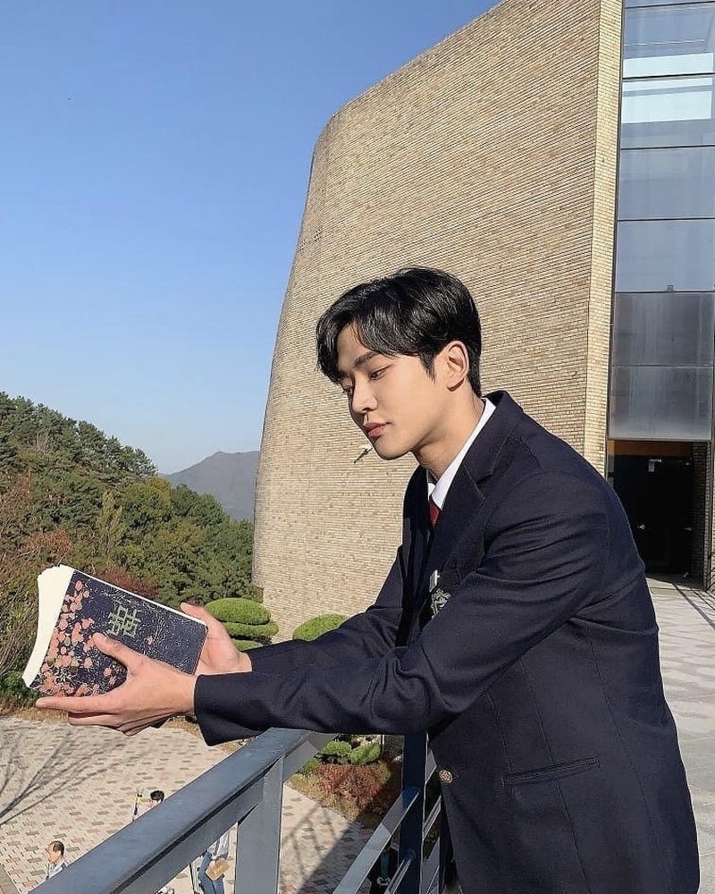 hình ảnh trai Hàn Quốc chụp ngoài trời
