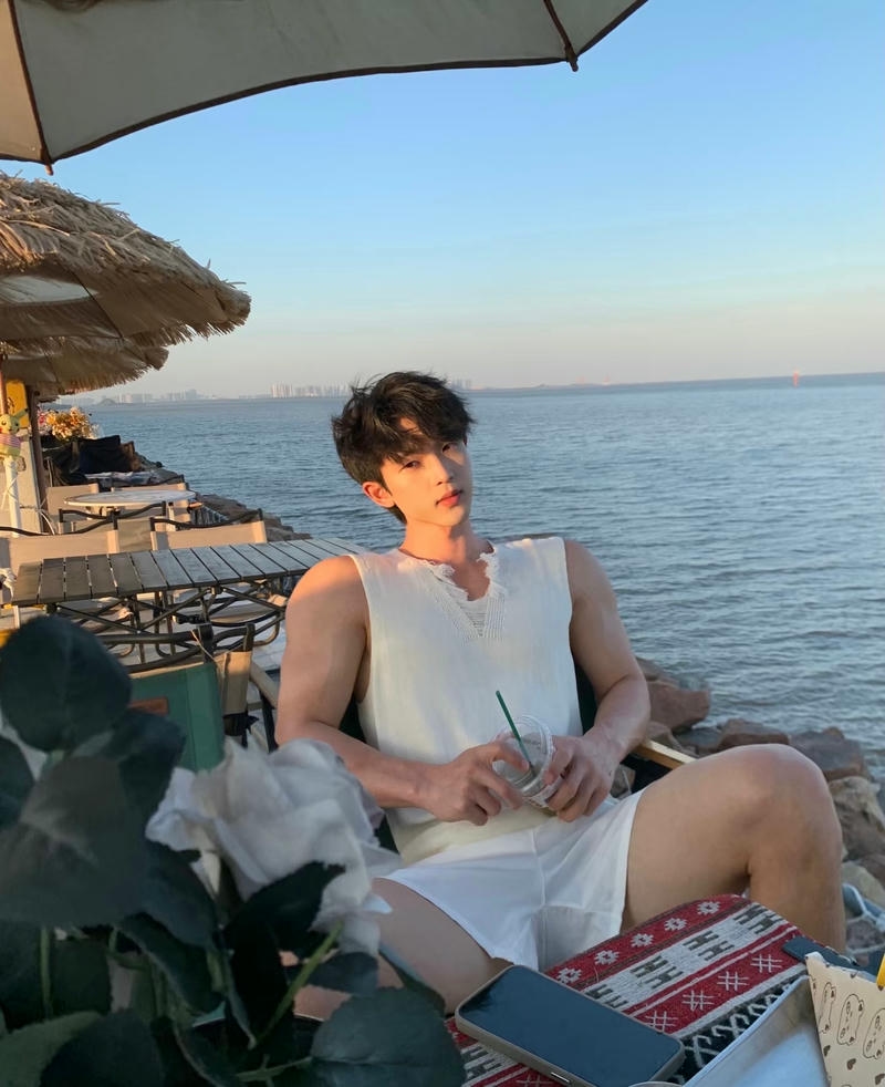 hình ảnh trai đẹp trung quốc thư giãn