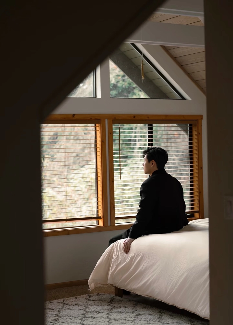 hình buồn nam ánh mắt xa xăm đầy suy nghĩ