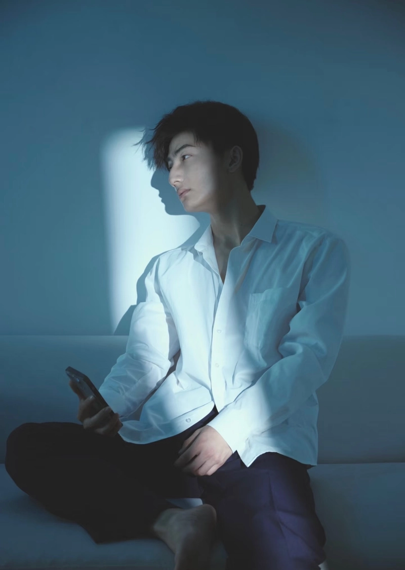 hình buồn nam ánh nhìn buồn giữa ánh đèn mờ