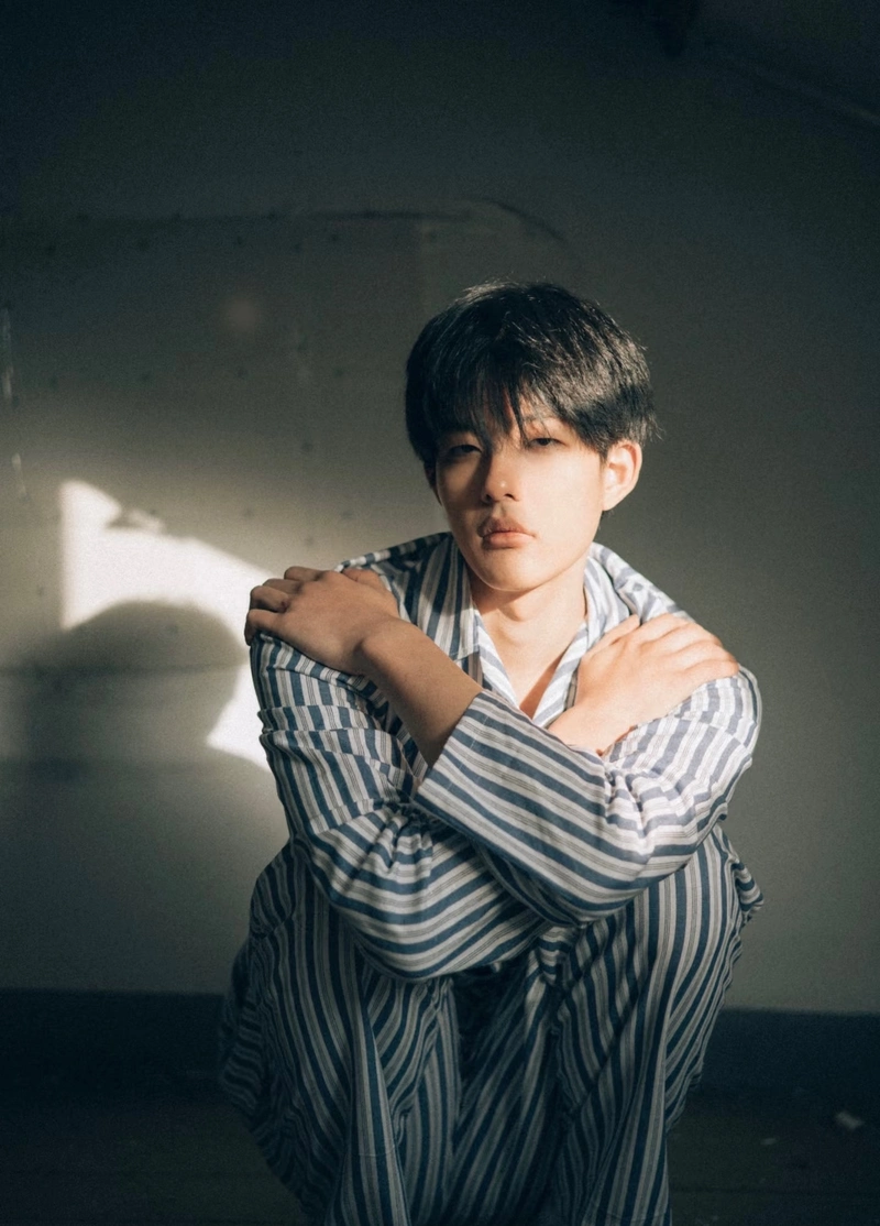 hình buồn nam ngồi lặng giữa căn phòng vắng vẻ