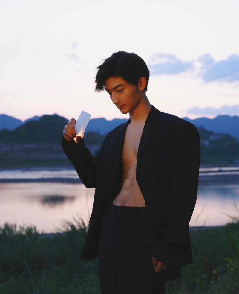 hình buồn nam tâm trạng buồn giữa trời chiều u ám