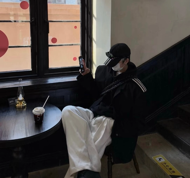 hình nam che mặt ánh sáng nhẹ tạo cảm giác sâu