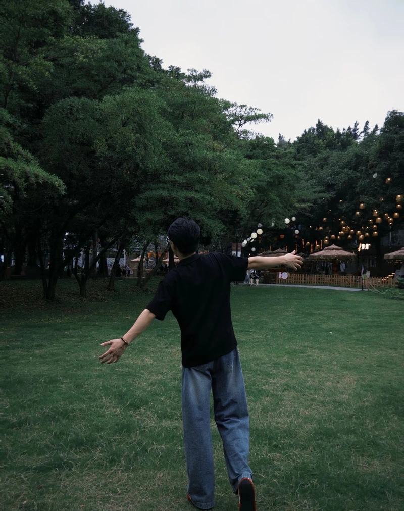 hình nam che mặt góc chụp từ phía sau nhẹ nhàng