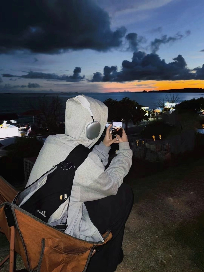 hình nam che mặt góc nghiêng thần thái nổi bật