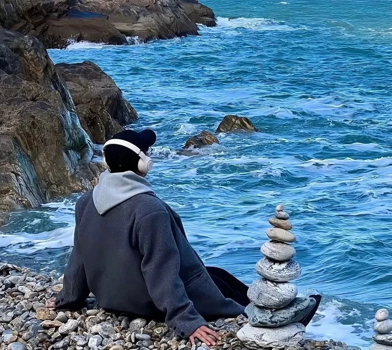 hình nam che mặt phối đồ đơn giản tinh tế