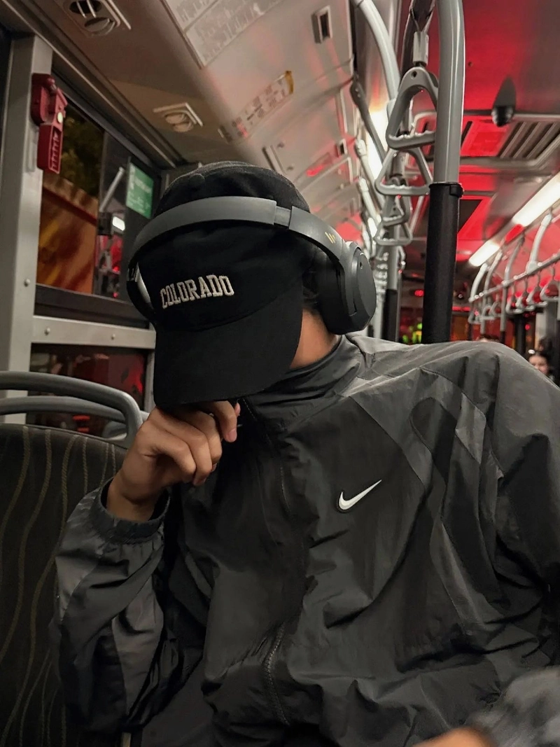 hình nam che mặt phong cách bí ẩn hiện đại