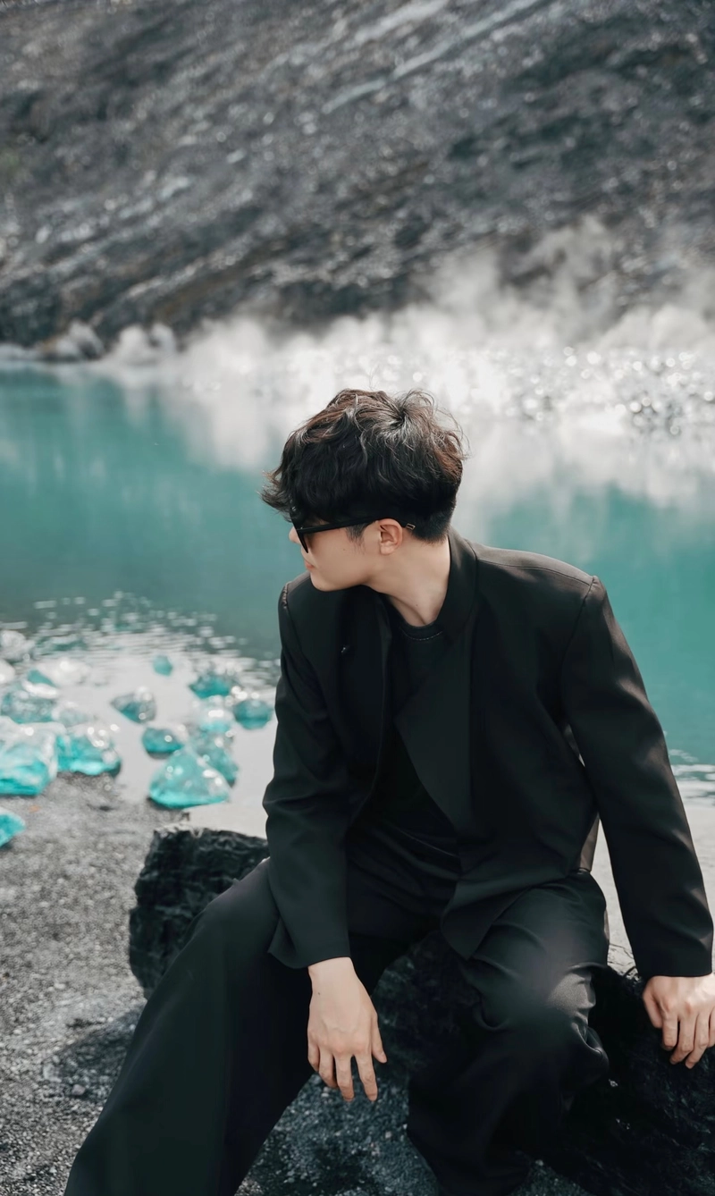 hình nam che mặt quay lưng nhẹ