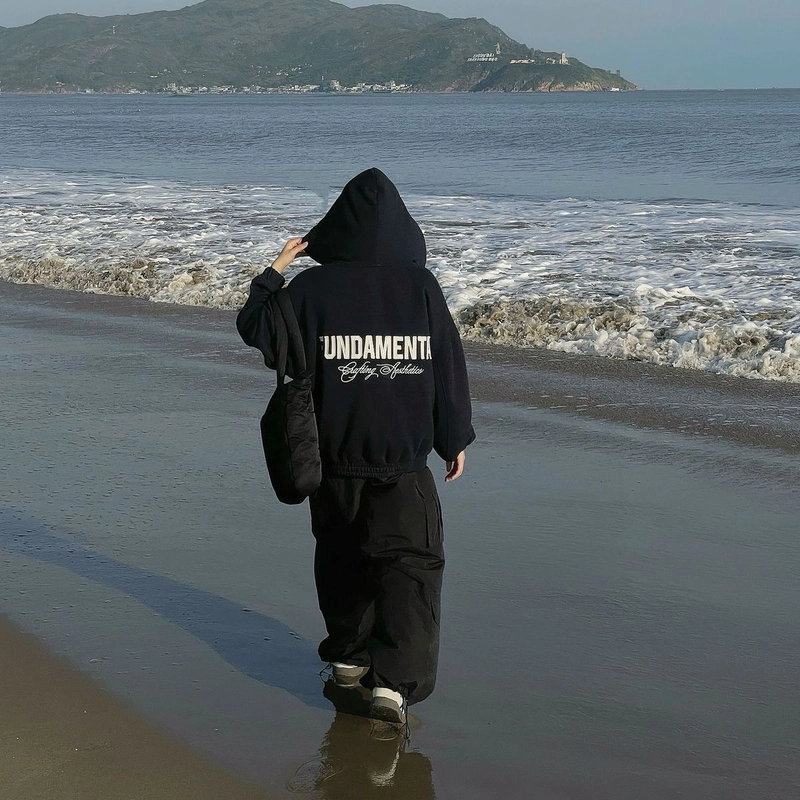 hình nam che mặt tạo dáng đứng nhìn xa xăm