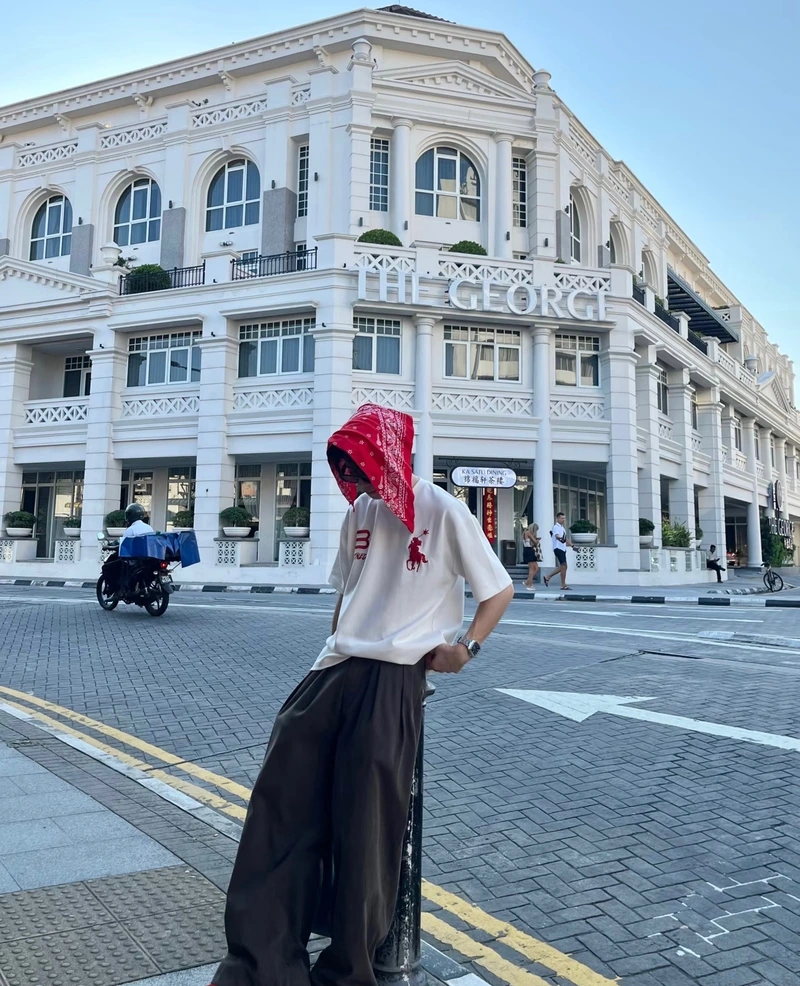 hình nam che mặt tạo dáng ngẫu nhiên vẫn nổi bật