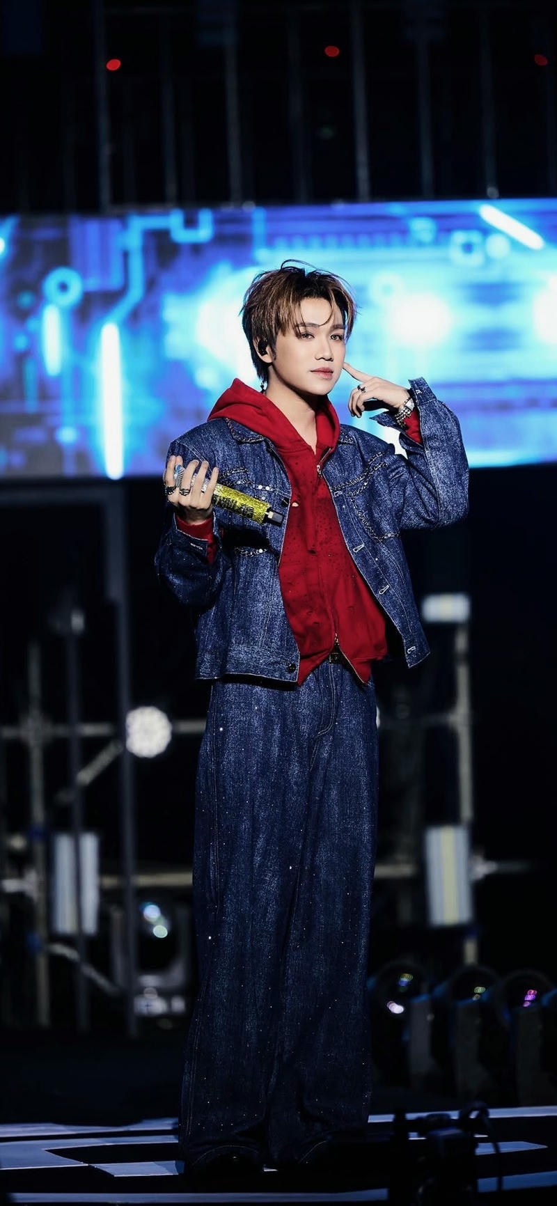 hình nền Captain Boy cực ngầu trên sân khấu lớn