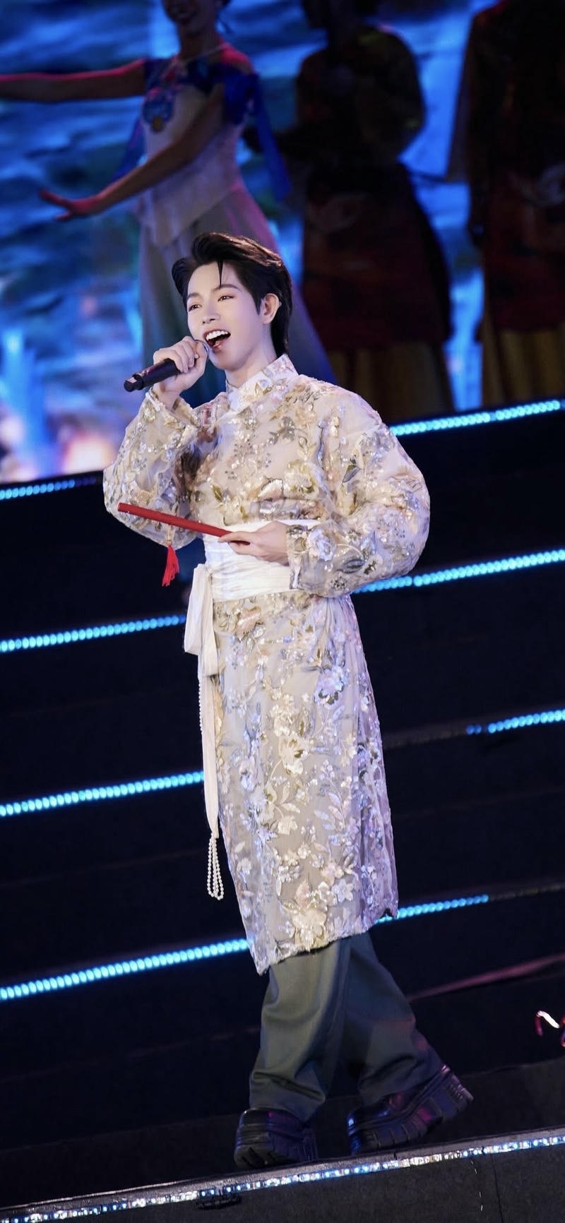 hình nền Đức Phúc biểu diễn nhiệt huyết