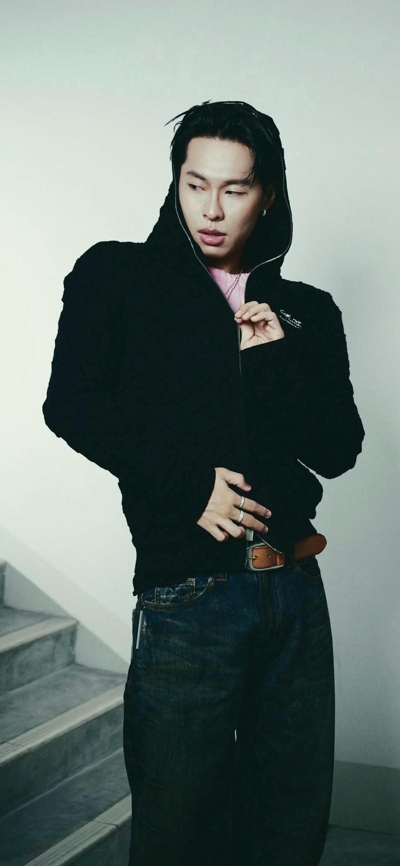 hình nền Hurrykng diện áo đen bí ẩn cuốn hút