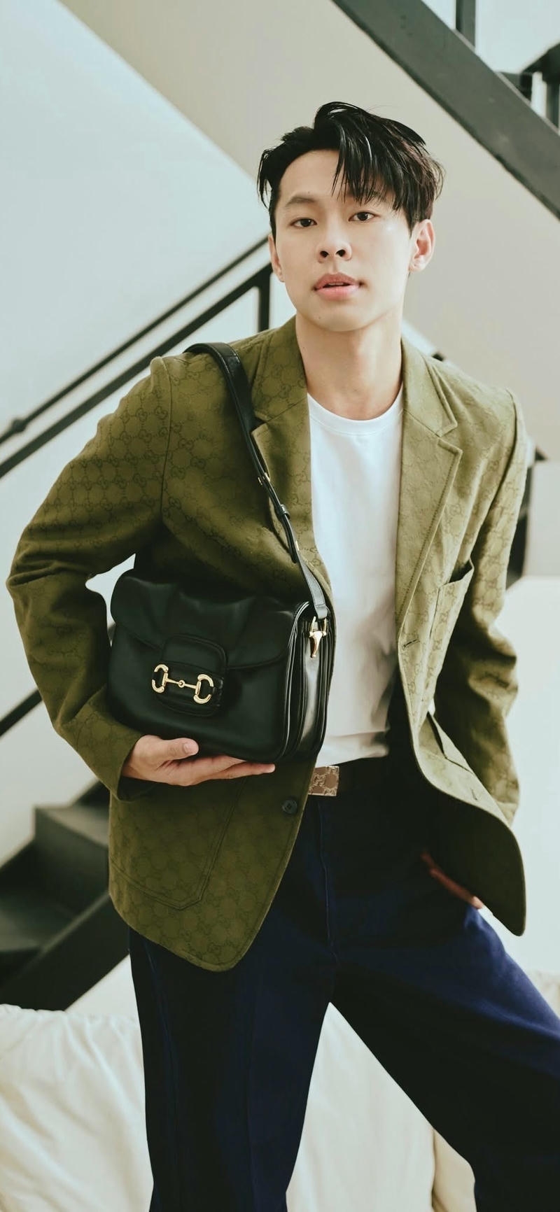 hình nền Hurrykng mặc vest xanh rêu