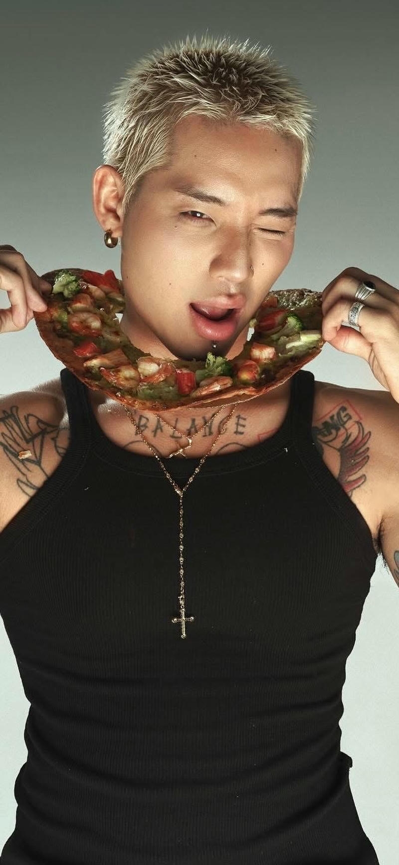 hình nền Wean chụp cận mặt đầy lôi cuốn