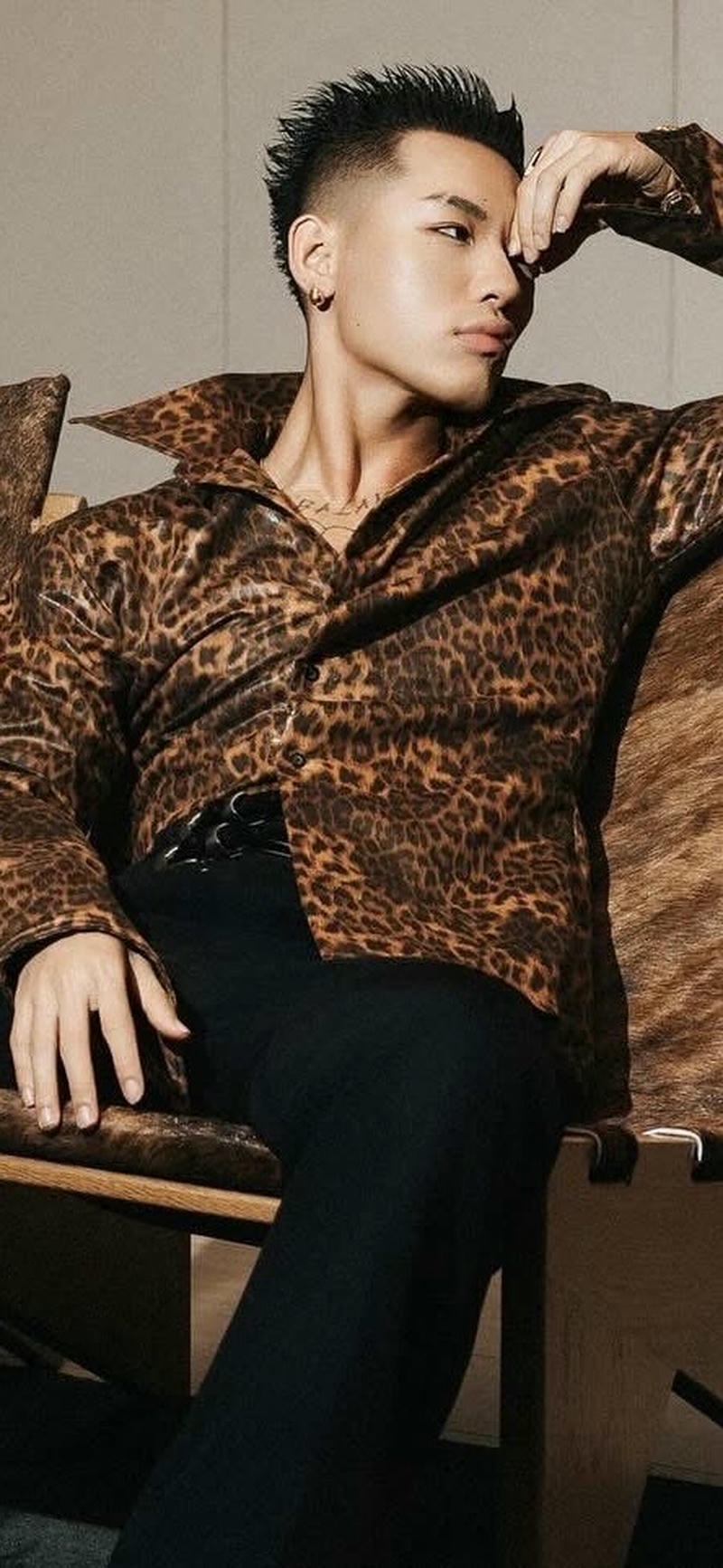 hình nền Wean mặc áo da báo