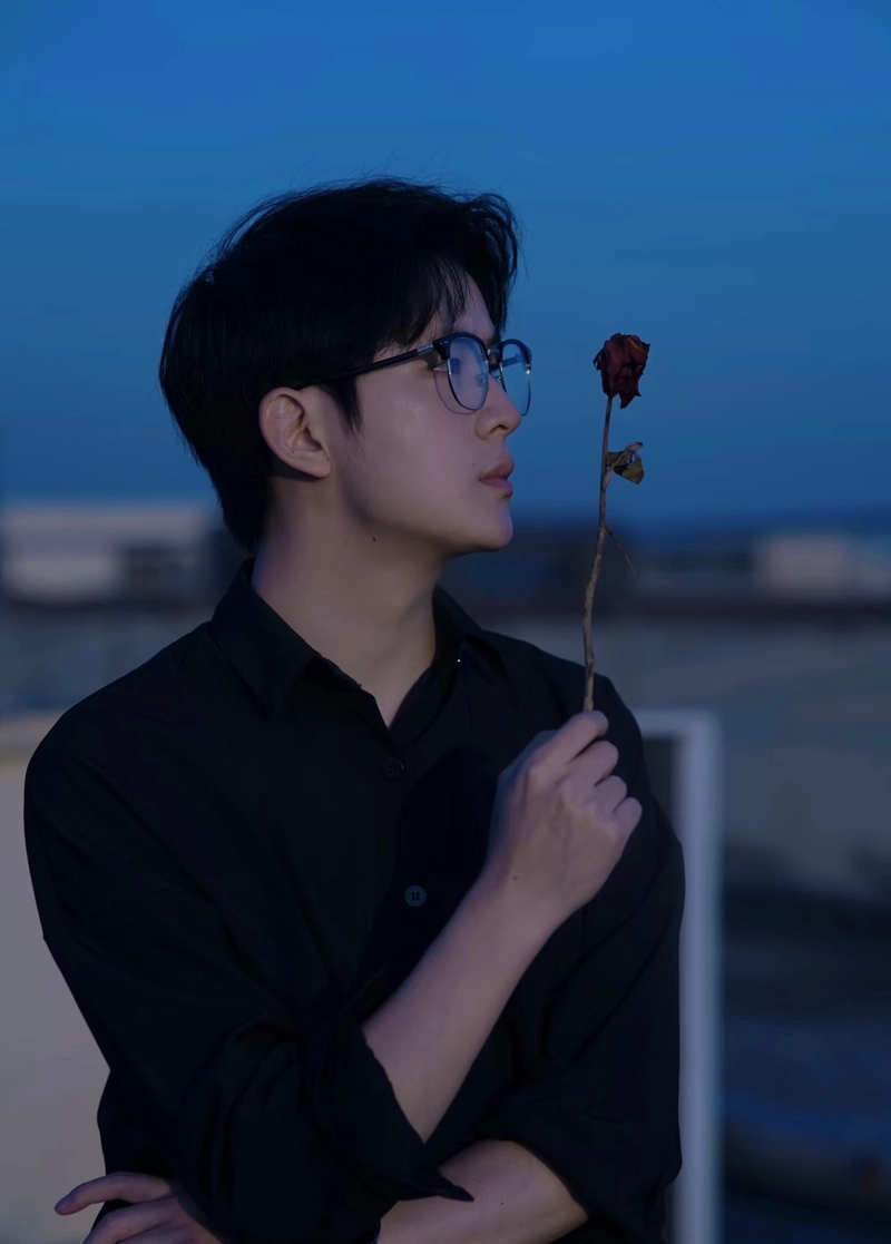 hình sad boy lạnh lùng ánh nhìn xa xăm khó đoán