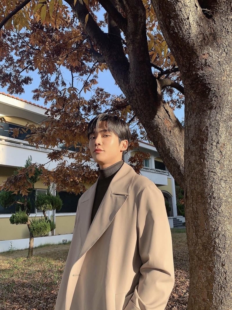 hình trai Hàn Quốc chụp ngoài trời nắng đẹp