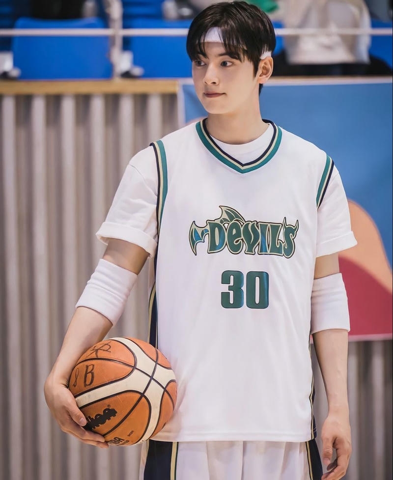 hình trai Hàn Quốc mặc đồ thể thao năng động