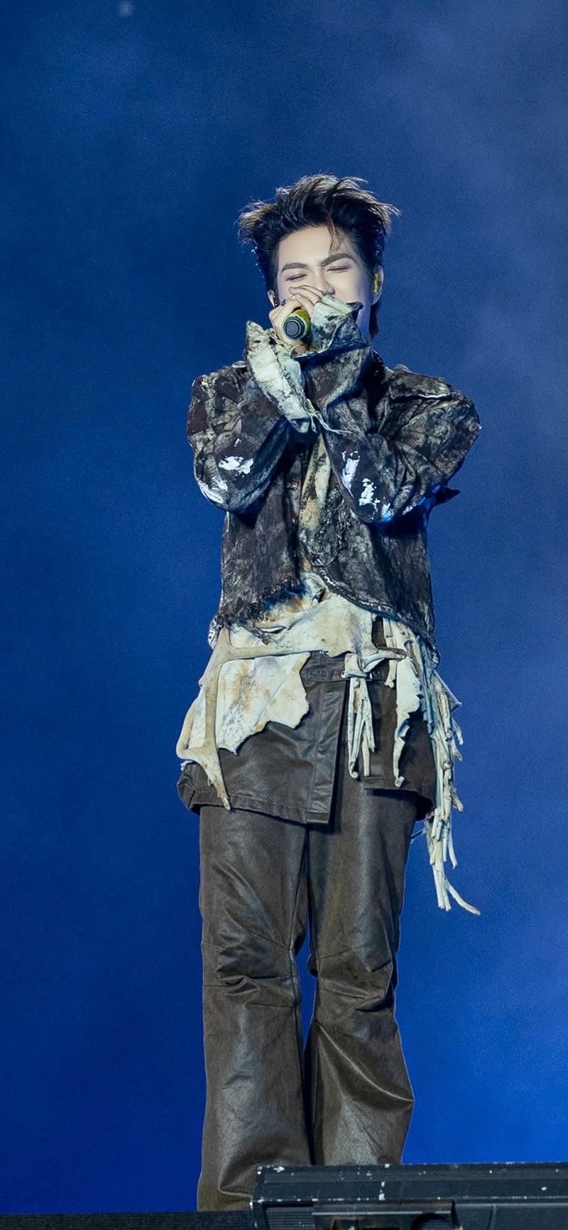 nền Captain Boy bí ẩn dưới ánh đèn sân khấu đêm